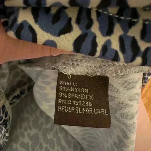 J. McLaughlin Keyhole Twist Neck Blue Cheetah Print Catalina Cloth Blouse - Picture 7 of 8